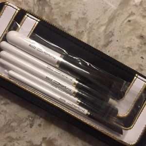 RARE! MAC STROKE OF MIDNIGHT ESSENTIALS BRUSH SET